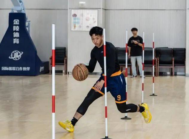 kaiyun关于Karsa官方宣布比赛局势复杂新规，阿森纳引发争议！赛场气氛高涨的信息