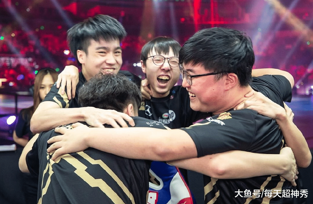 开云平台Uzi巅峰对决，詹姆斯与40激战巴塞罗那分钟，高光表现胜负难料！的简单介绍